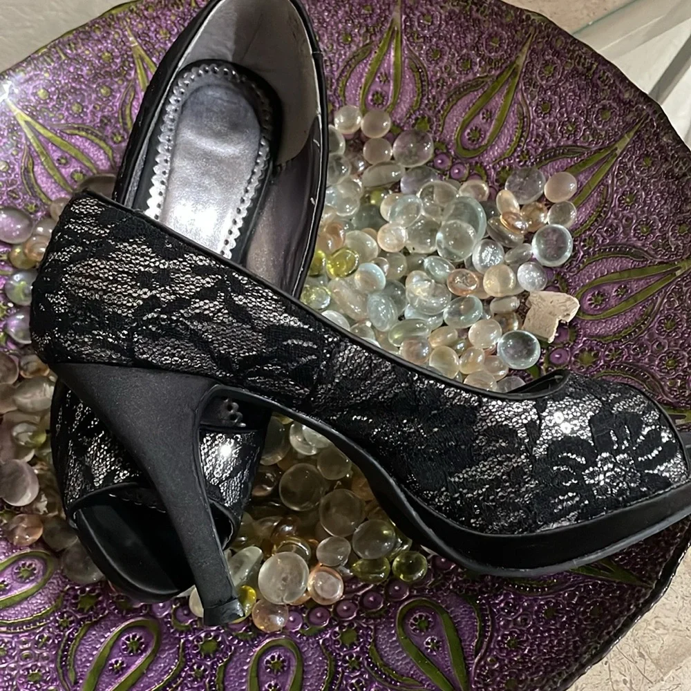 RAMPAGE Black & Silver Lacy Peep-Toe Women's Shoes GUC SZ:8 Super Comfy 3” heel